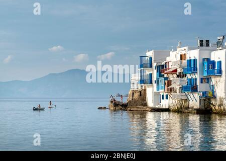 Pédalo, bateau gonflable et touristes sur le rocher dans la ville de Mykonos, Mykonos, Cyclades, Iles grecques, Grèce, Europe Banque D'Images