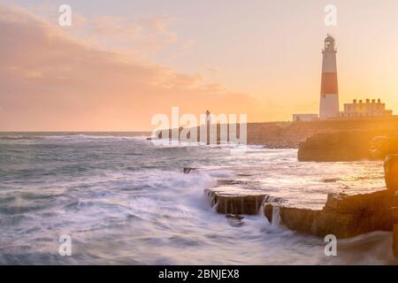 Portland Bill Lighthouse at Sunset, Portland Bill, Isle of Portland, site classé au patrimoine mondial de l'UNESCO, Dorset, Angleterre, Royaume-Uni, Europe Banque D'Images