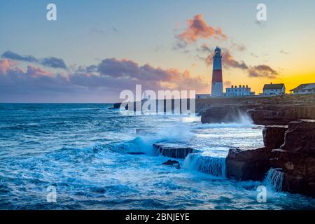 Portland Bill Lighthouse at Sunset, Portland Bill, Isle of Portland, site classé au patrimoine mondial de l'UNESCO, Dorset, Angleterre, Royaume-Uni, Europe Banque D'Images