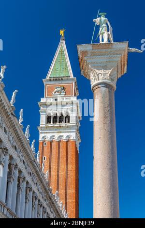 Vue sur le Campanile et la statue de la place Saint-Marc, Venise, site classé au patrimoine mondial de l'UNESCO, Vénétie, Italie, Europe Banque D'Images