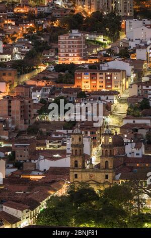 Vue de San Gil la nuit, San Gil, Santander, Colombie, Amérique du Sud Banque D'Images