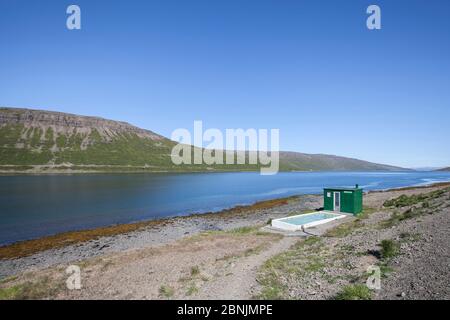 Petit hotpool thermique et en refuge sur la rive de l'Westfjords, Islande, juin 2011. Banque D'Images