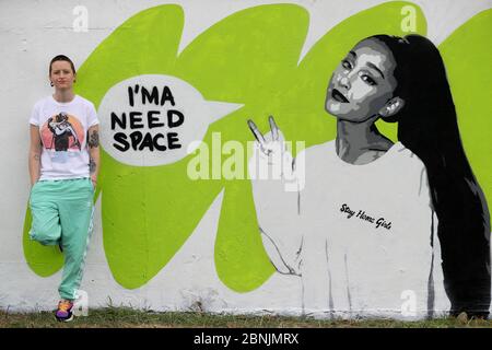 Artiste irlandais Emmalene Blake avec sa fresque d'Ariana Grande dans le sud de Dublin. C'est la dernière de la série « Stay at Home » de l'artiste de Dublin qui encourage les gens à s'en tenir à la distanciation sociale. Les autres artistes ont été Dua Lipa, TIA et Tamera Mowry, Cardi B, Robyn, The police, Ice Cube, Pinky and the Brain et David Bowie. Voir PA Story SANTÉ coronavirus Irlande. Le crédit photo devrait se lire : Brian Lawless/PA Wire Banque D'Images