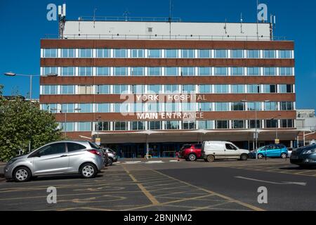 Entrée principale NHS York Teaching Hospital bâtiment et parking Wigginton Road York North Yorkshire Angleterre Royaume-Uni Grande-Bretagne Banque D'Images