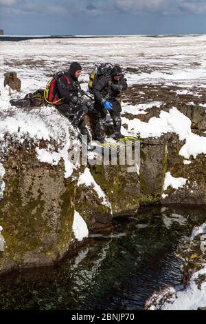 Les plongeurs se préparent à aller à l'intérieur de la fissure volcanique, Nesgja dans le Parc National de Asbyrgi, le nord de l'Islande Banque D'Images