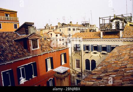 Toits et bâtiments historiques de San Zaccaria, volets ouverts et terrasses de toits. San Zaccaria, Venise, Vénétie, Italie. Banque D'Images