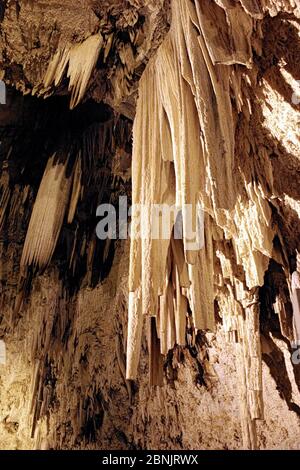 Antiparos, Cyclades, Grèce. De merveilleuses colonnes de stalactites qui ressemblent à des chutes d'eau à l'intérieur de la grotte d'Antiparos, une incroyable grotte renommée f Banque D'Images