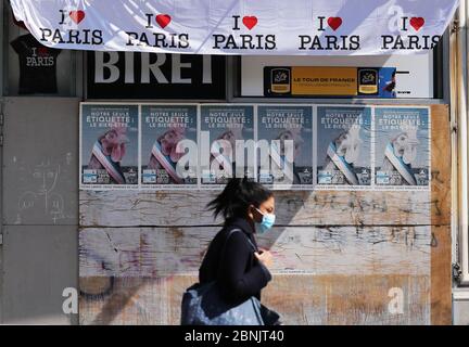 Paris, France. 15 mai 2020. Une boutique de souvenirs est fermée sur l'avenue des champs-Élysées à Paris, en France, le 15 mai 2020. Le Premier ministre français Edouard Philippe a annoncé jeudi un train de mesures totalisant 18 milliards d'euros (environ 19.44 milliards de dollars américains) pour sauver le secteur du tourisme qui a été durement touché par la pandémie du coronavirus. Crédit: Gao Jing/Xinhua/Alay Live News Banque D'Images