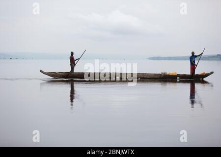 Les personnes qui traversent le fleuve Congo avec des biens à échanger, la rivière est la frontière entre le Congo Brazzaville et la République démocratique du Congo (RDC) Banque D'Images