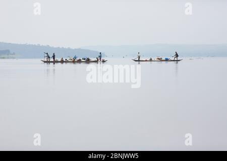 Les personnes qui traversent le fleuve Congo avec des biens à échanger, la rivière est la frontière entre le Congo Brazzaville et la République démocratique du Congo (RDC) Banque D'Images