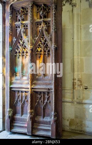 Porte en bois lourde à l'entrée de la Chapelle Saint-Hubert - tombe de Léonard de Vinci, Château Amboise, Loire-et-Indre, Centre, France Banque D'Images