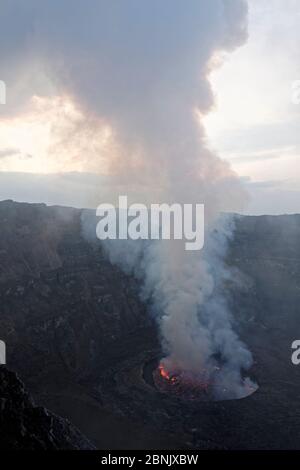 Vapeur en provenance du lac de lave actif dans le cratère du volcan Nyaragongo, Parc national de Virunga, province du Nord-Kivu, République démocratique du Congo, Afrique Banque D'Images