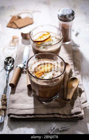 Chocolat chaud dans des verres.boisson laiteuse douce.dessert à faible teneur en gras.nourriture et en-cas délicieux. Banque D'Images