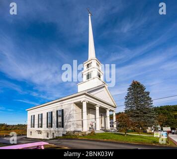 Vue sur la célèbre église communautaire non confessionnelle Stowe dans main Street, Stowe, Vermont, Nouvelle-Angleterre, États-Unis Banque D'Images