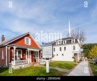 Vue sur la maison publique historique de Stowe et la boutique de bouteilles datant de 1830 sur main Street, Stowe, Vermont, Nouvelle-Angleterre, États-Unis, le jour d'automne ensoleillé du ciel bleu Banque D'Images