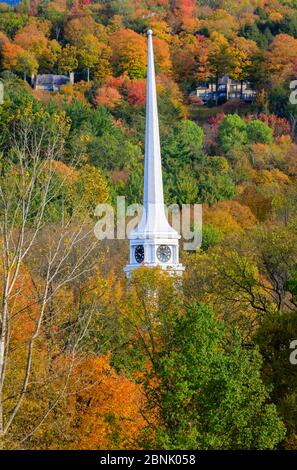 Vue de la flèche de la célèbre église non confessionnelle de la communauté Stowe dans main Street, Stowe, Vermont, Nouvelle-Angleterre, États-Unis en couleurs d'automne Banque D'Images