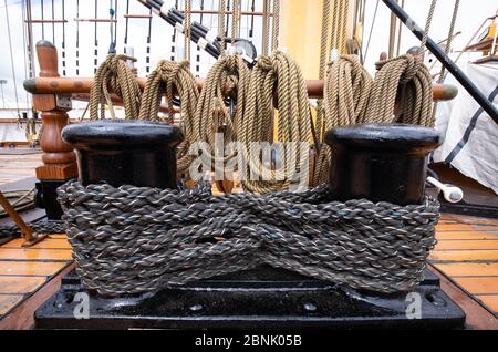 Wewelsfleth, Allemagne. 15 mai 2020. Des cordes et des cordes peuvent être vues sur le pont de la barque à quatre mâts 'Pékin' au chantier naval Peters. Vendredi, le cargo, construit en 1911, a été remis à la Fondation des musées historiques de Hambourg (SHMH) après d'importants travaux de restauration. En août, 'de Hamborger Veermaster' sera transféré du chantier naval Peters Werft à Hambourg. Credit: Christian Charisius/dpa/Alay Live News Banque D'Images