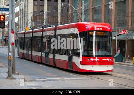 TTC (Toronto Transit Commission), voiture de rue en direction de l'ouest sur la rue Queen Banque D'Images