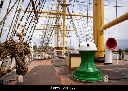 Wewelsfleth, Allemagne. 15 mai 2020. Vue sur la terrasse de la barque à quatre mâts 'Pékin' au chantier naval Peters. Vendredi, le cargo, construit en 1911, a été remis à la Fondation des musées historiques de Hambourg (SHMH) après d'importants travaux de restauration. En août, 'de Hamborger Veermaster' sera transféré du chantier naval Peters Werft à Hambourg. Credit: Christian Charisius/dpa/Alay Live News Banque D'Images