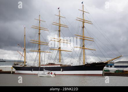 Wewelsfleth, Allemagne. 15 mai 2020. La barque à quatre mâts 'Peking' est située sur la jetée du chantier naval Peters. Vendredi, le cargo, construit en 1911, a été remis à la Fondation des musées historiques de Hambourg (SHMH) après d'importants travaux de restauration. En août, 'de Hamborger Veermaster' sera transféré du chantier naval Peters Werft à Hambourg. Credit: Christian Charisius/dpa/Alay Live News Banque D'Images