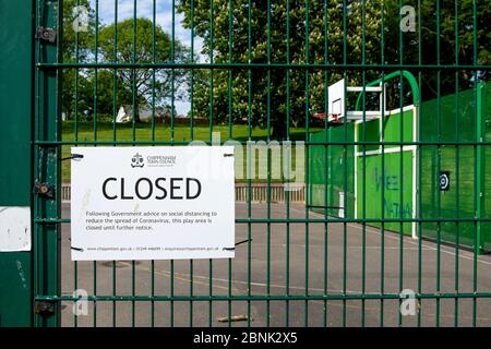 Un panneau indiquant qu'un terrain de jeux pour enfants est fermé en raison de l'éclosion du coronavirus Covid 19 est photographié dans un parc public de Chippenham, dans le Wiltshire Banque D'Images