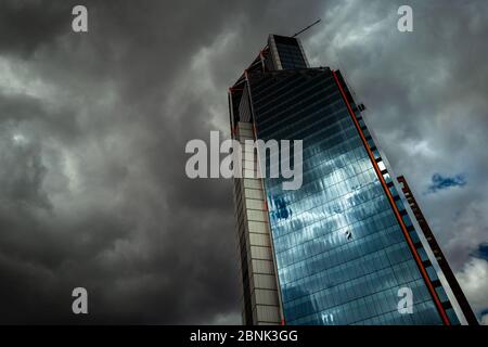 Un nettoyant colombien travaille à l'extérieur de l'immeuble de la tour nord d'Atrio avant la tempête à Bogotá, en Colombie. Banque D'Images