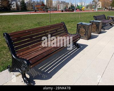 Boulevard avec bancs en bois à Zelenograd à Moscou, Russie Banque D'Images