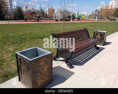 Boulevard avec bancs en bois à Zelenograd à Moscou, Russie Banque D'Images