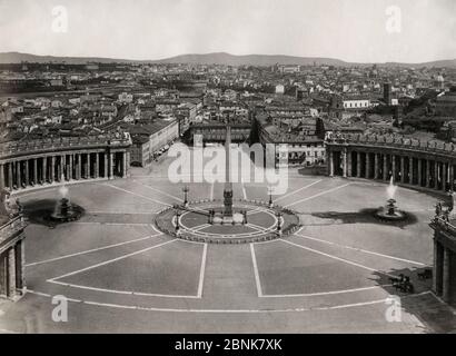 Statue et fontaines au milieu de la place Saint-Pierre, du Vatican, de Rome, en Italie Banque D'Images