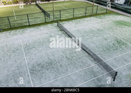 Courts de tennis inutilisés désertés pendant le Covid 19, verrouillage du coronavirus, Los Gigantes, Tenerife, Iles Canaries, Espagne Banque D'Images