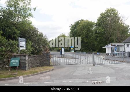 Cumbria, Royaume-Uni. 15 mai 2020. Lac Windermere Bowness sur Windermere toujours fermé pour affaires.magasins fermés ou vides et Bowness Bay Prom désertés.tous les bateaux de plaisance sont enchaînés et les guichets fermés. Les portes du parking principal sont fermées et les toilettes verrouillées et boulonnées. Le conseil touristique de Cumbria dit toujours « RESTER À L'ÉCART ». Crédit : Gordon Shoosmith/Alay Live News Banque D'Images