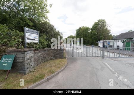 Cumbria, Royaume-Uni. 15 mai 2020. Lac Windermere Bowness sur Windermere toujours fermé pour affaires.magasins fermés ou vides et Bowness Bay Prom désertés.tous les bateaux de plaisance sont enchaînés et les guichets fermés. Les portes du parking principal sont fermées et les toilettes verrouillées et boulonnées. Le conseil touristique de Cumbria dit toujours « RESTER À L'ÉCART ». Crédit : Gordon Shoosmith/Alay Live News Banque D'Images