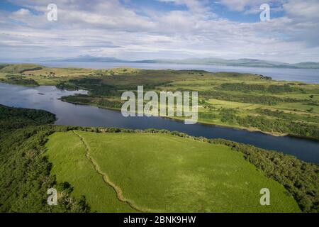 Vue aérienne depuis Barr Mor, Réserve naturelle nationale Taynish surplombant Linne Mhuirich et les paps du Jura, Argyll et Bute, Écosse, Banque D'Images