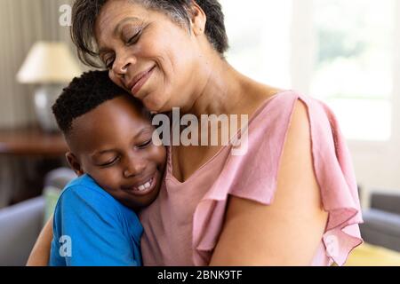 Femme de race mixte senior et son petit-fils appréciant leur temps à la maison Banque D'Images