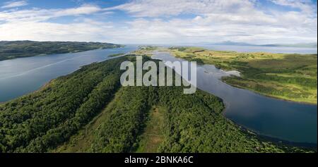 Vue aérienne depuis Barr Mor, Réserve naturelle nationale Taynish surplombant Linne Mhuirich et les paps du Jura, Argyll et Bute, Écosse, Banque D'Images