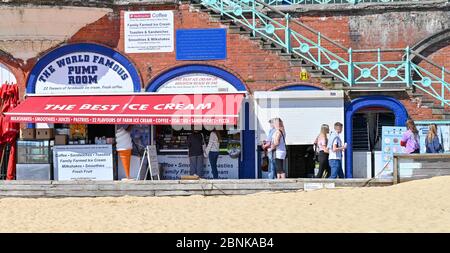 Brighton UK 15 mai 2020 - les gens font la queue pour une glace sur le front de mer de Brighton pendant une journée ensoleillée sur la côte sud . Cependant, les députés de Brighton espèrent que les foules ne descendent pas sur le front de mer ce week-end, la première après que les gouvernements aient eu un léger assouplissement des restrictions de verrouillage en Angleterre pendant la pandémie du coronavirus COVID-19 . Crédit : Simon Dack / Alamy Live News Banque D'Images