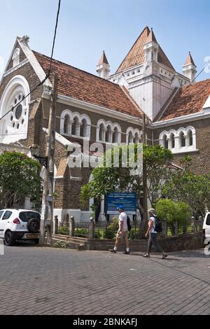 dh All Saints Église anglicane GALLE FORT SRI LANKA couple touristique à l'extérieur des chourchs historiques victorien gothique Renaissance extérieure Banque D'Images