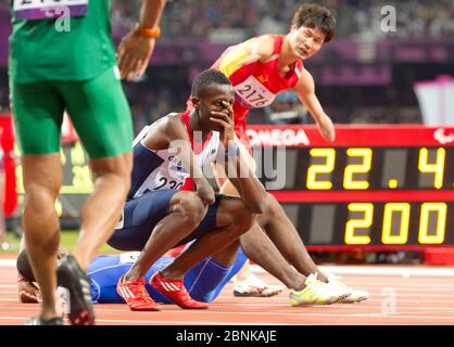 Londres, Angleterre. 1 septembre 2012: Le sprinter Ola Abidogun de Grande-Bretagne se console après avoir terminé un septième lointain dans les 200 mètres le deuxième jour des Jeux paralympiques de Londres. ©Bob Daemmrich Banque D'Images