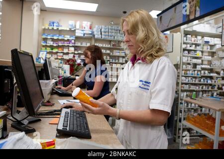 San Marcos, Texas, États-Unis, 2012 : pharmacienne blanche féminine et technologie de pharmacie travaillant à la pharmacie Wal-Mart Supercenter. ©Marjorie Kamys Cotera/Daemmrich Photographie Banque D'Images