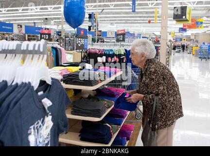San Marcos, Texas, États-Unis, 2012: Les femmes blanches âgées font des magasins dans un supermarché Wal-Mart. ©Marjorie Kamys Cotera/Daemmrich photos Banque D'Images