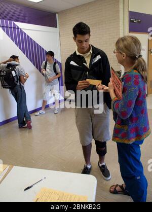 Austin Texas États-Unis, 1 octobre 2012 : les parents bénévoles conduisent un essai routier d'inscription des électeurs pour les jeunes de 18 ans dans le couloir d'entrée de l'école secondaire Lyndon Baines Johnson (LBJ). De nombreux aînés du secondaire voteront pour la première fois aux élections de novembre 2012. ©Bob Daemmrich Banque D'Images