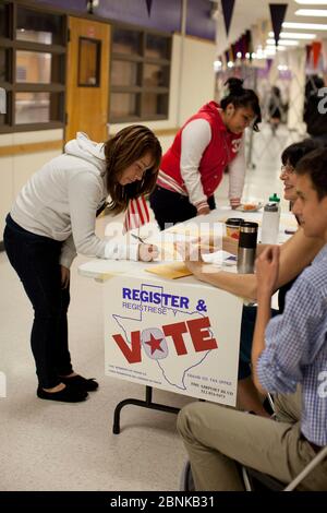 Austin Texas États-Unis, 1 octobre 2012 : les parents bénévoles conduisent un essai routier d'inscription des électeurs pour les jeunes de 18 ans dans le couloir d'entrée de l'école secondaire Lyndon Baines Johnson (LBJ). De nombreux aînés du secondaire voteront pour la première fois aux élections de novembre 2012. ©Bob Daemmrich Banque D'Images