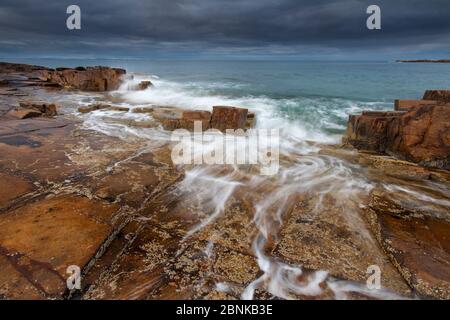 Vagues se lavant au-dessus de rochers de grès, Hopeman, Moray, Écosse, Royaume-Uni, septembre. Banque D'Images