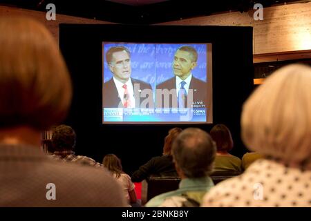 Austin, Texas Etats-Unis, 4 octobre 2012: Les Texans centraux regardent attentivement le premier débat présidentiel Mitt Romney-Barack Obama à la télévision depuis le 10th étage de la bibliothèque présidentielle Lyndon Baines Johnson (LBJ). ©Bob Daemmrich Banque D'Images