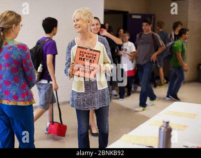 Austin Texas États-Unis, 1 octobre 2012 : les parents bénévoles conduisent un essai routier d'inscription des électeurs pour les jeunes de 18 ans dans le couloir d'entrée de l'école secondaire Lyndon Baines Johnson (LBJ). De nombreux aînés du secondaire voteront pour la première fois aux élections de novembre 2012. ©Bob Daemmrich Banque D'Images