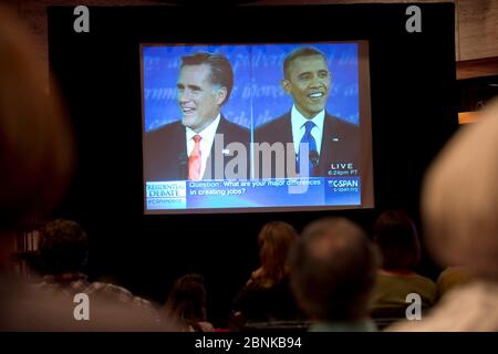 Austin, Texas Etats-Unis, 4 octobre 2012: Les Texans centraux regardent attentivement le premier débat présidentiel Mitt Romney-Barack Obama à la télévision depuis le 10th étage de la bibliothèque présidentielle Lyndon Baines Johnson (LBJ). ©Bob Daemmrich Banque D'Images