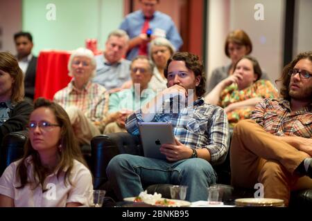 Austin , Texas - 4 octobre 2012 - les Texans centraux regardent attentivement le premier débat présidentiel Mitt Romney-Barack Obama à la télévision depuis le 10e étage de la bibliothèque présidentielle Lyndon Baines Johnson (LBJ). © Bob Daemmrich Banque D'Images