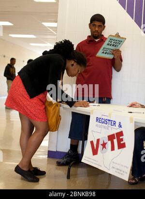 Austin Texas États-Unis, 1 octobre 2012 : les parents bénévoles conduisent un essai routier d'inscription des électeurs pour les jeunes de 18 ans dans le couloir d'entrée de l'école secondaire Lyndon Baines Johnson (LBJ). De nombreux aînés du secondaire voteront pour la première fois aux élections de novembre 2012. ©Bob Daemmrich Banque D'Images