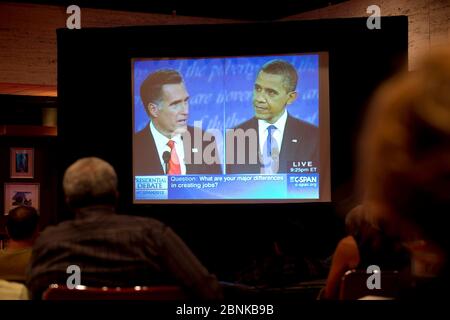 Austin, Texas Etats-Unis, 4 octobre 2012: Les Texans centraux regardent attentivement le premier débat présidentiel Mitt Romney-Barack Obama à la télévision depuis le 10th étage de la bibliothèque présidentielle Lyndon Baines Johnson (LBJ). ©Bob Daemmrich Banque D'Images