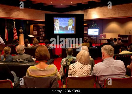 Austin, Texas Etats-Unis, 4 octobre 2012: Les Texans centraux regardent attentivement le premier débat présidentiel Mitt Romney-Barack Obama à la télévision depuis le 10th étage de la bibliothèque présidentielle Lyndon Baines Johnson (LBJ). ©Bob Daemmrich Banque D'Images